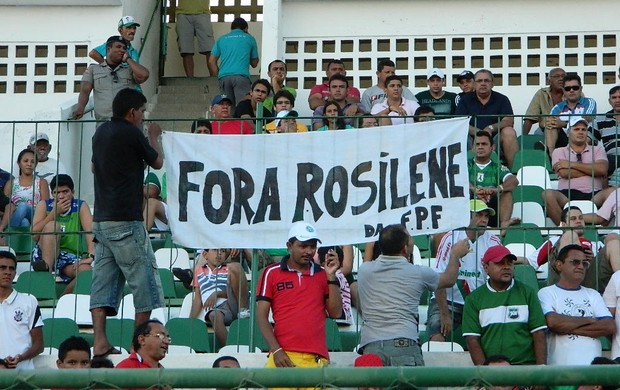 Torcida do Sousa tenta fazer protesto no Marizão contra a FPF, mas é proibida pela polícia (Foto: Jéfferson Emmanoel / Globoesporte.com/pb) Torcida do Sousa tenta fazer protesto no Marizão contra a FPF, mas é proibida pela polícia (Foto: Jéfferson Emmanoel / Globoesporte.com/pb)