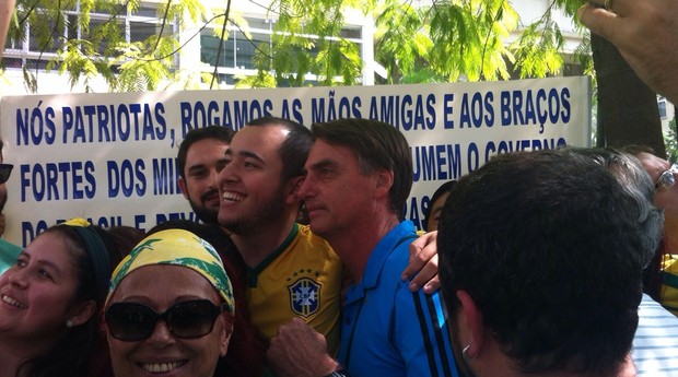 Jair Bolsonaro (PP-SP), deputado simpático ao regime militar, tira fotos com manifestantes na Avenida Paulista (Foto: Thaís Lazzeri)