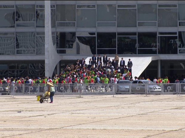 Índios fazem manifestação tentam subir a rampa do Palácio do Planalto, em Brasília (Foto: Reprodução / TV Globo)