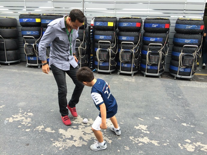 Vascaíno, Nenê joga futebol no paddock com Felipinho Massa (Foto: David Abramvezt) Vascaíno, Nenê joga futebol no paddock com Felipinho Massa (Foto: David Abramvezt)