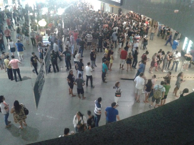 Fãs de Iron Maiden lotam saguão do aeroporto à espera dabanda (Foto: André Alencar/TV Verdes Mares)