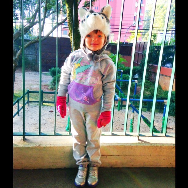 Rafa vestida para ir ao colégio com gorrinho de pelúcia (Foto: Reprodução)