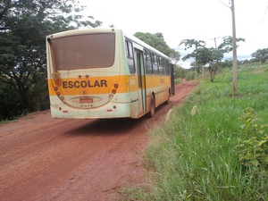 Pais reclamam do transporte escolar e da estrada em Motuca (Foto: Adilson  Ilário/ Arquivo Pessoal)