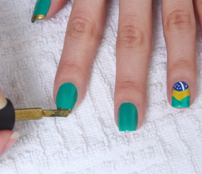 Para dar um toque especial, finalize fazendo uma francesinha com esmalte dourado nas unhas pintadas de verde (Foto: Arquivo pessoal) Para dar um toque especial, finalize fazendo uma francesinha com esmalte dourado nas unhas pintadas de verde (Foto: Arquivo pessoal)