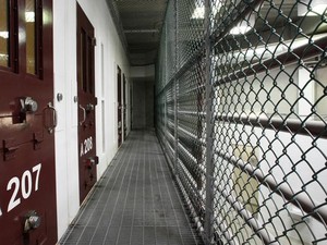 Ala de celas comuns em uma das prisões da base norte-americana de Guantánamo, em Cuba, em foto de maio de 2013 (Foto: Bob Strong/Reuters)