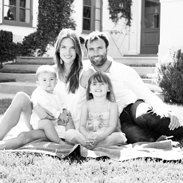 Alessandra Ambrósio e família (Foto: Reprodução/Instagram)