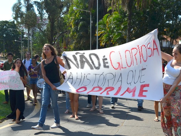 Alunos se reúnem en frente ao prédio central da USP em Piracicaba para pedir ações da direção (Foto: Claudia Assencio/ G1)