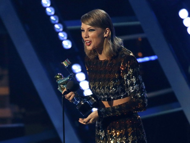 Taylor Swift recebe prêmio de melhor clipe feminino no MTV Video Music Awards (Foto: Mario Anzuoni/Reuters) Taylor Swift recebe prêmio de melhor clipe feminino no MTV Video Music Awards (Foto: Mario Anzuoni/Reuters)