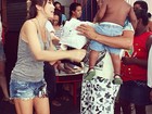 Daniele Suzuki distribui cestas básicas em comunidade do Rio