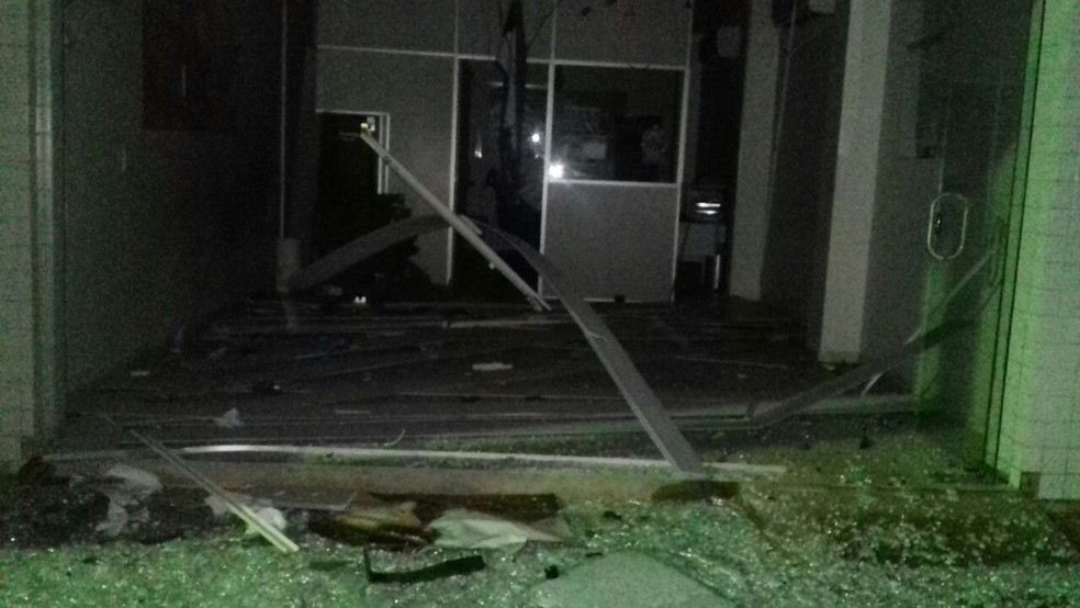 Bandidos explodem banco em Tracunhaém, na Mata Norte de Pernambuco (Foto: Cortesia/WhatsApp)