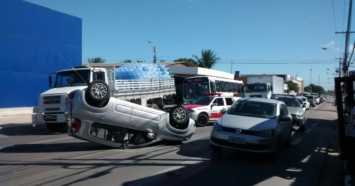 G Ve Culo Capota Na Av Juca Sampaio E Deixa Tr Nsito Lento Na