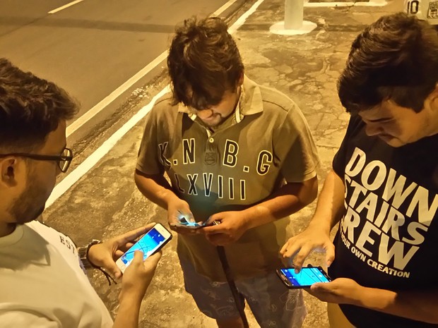 Grupo de amigos no Jaraguá jogando Pokémon GO (Foto: Derek Gustavo/G1)