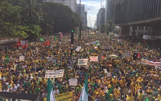 Vista do alto do carro de som do MBL em frente ao MASP, na Avenida Paulista (Foto: Bruno Ferrari) Vista do alto do carro de som do MBL em frente ao MASP, na Avenida Paulista (Foto: Bruno Ferrari)