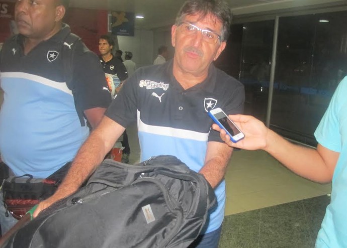 René Simões desembarque Botafogo João Pessoa (Foto: Marcelo Baltar)