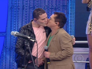 Pedro beija o pai, Leonardo, durante apresentação no 'Domingão do Faustão' (Foto: Reprodução/TV Globo)