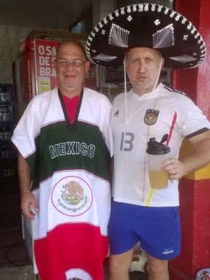 Dono de bar no entorno da Arena, Robeto Carlos, de 48 anos, diz ter sido presenteado por turista mexicano com traje típico do país  (Foto: Arquivo Pessoal)