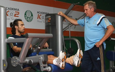 Oswaldo 'guarda' Arouca e elogia recuperação de Valdivia