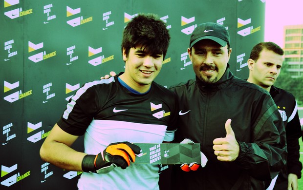 Fernando Ribeiro e Roberto Salas, olheiro da Nike (Foto: Daniel Cardoso)