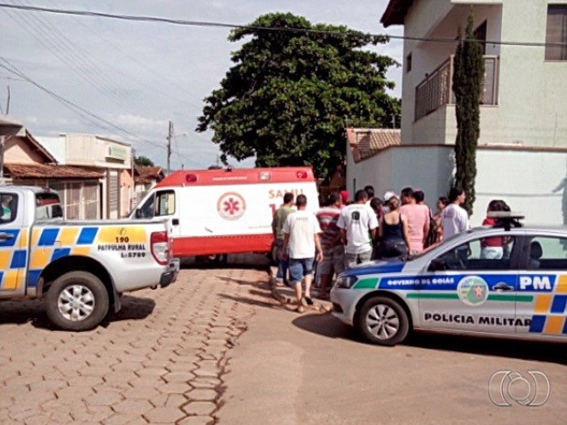 Criminosos fazem três reféns em tentativa de assalto em Indiara, em Goiás (Foto: Reprodução/TV Anhanguera)