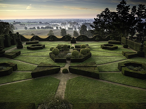 Um incrível amanhecer nos jardins do Château de la Ballue, em Bazouges-la-Pérouse, França, ficou em 1º lugar na categoria 'Belos jardins' (Foto: Nic Barlow)
