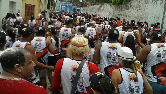 Multidão percorre as ruas de Marechal Deodoro no bloco do Flamengo (Foto: Bethy Fernandes/Cortesia)