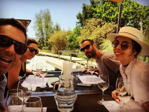 Alexandre Nero com a mulher e amigos em viagem (Foto: Reprodução/Instagram)