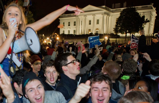 Multidão celebra vitória de Obama diante da Casa Branca na madrugada desta quarta-feira (7) (Foto: Reuters)