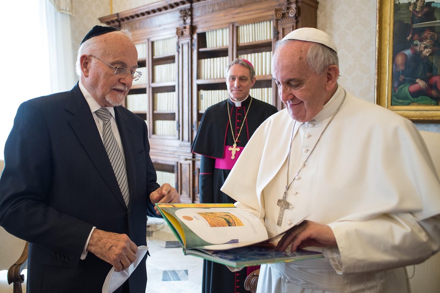  Papa Francisco recebe um presente do rabino Pynchas Brener, ex-rabino-chefe da Venezuela, durante uma reunião no Vaticano