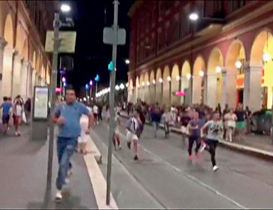 Pessoas correndo para longe do local do atentado (Foto:  AFP)
