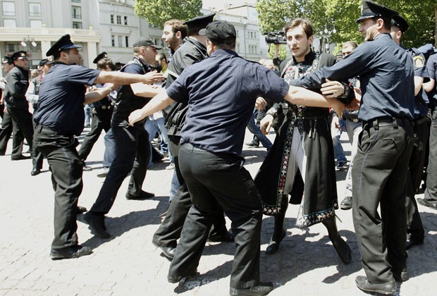 Policiais tentam conter cristãos ortodoxos que queriam impedir parada gay na Geórgia (Foto: David Mdzinarishvili/AFP)