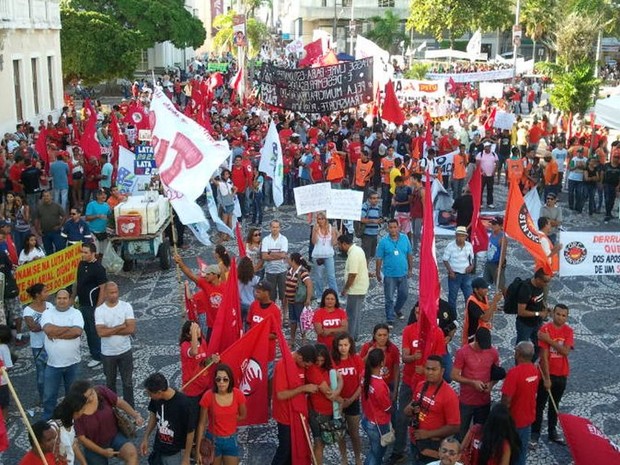 Manifestantes se concentram na praça Fausto Cardoso em Aracaju (Foto: Flávio Antunes/G1)