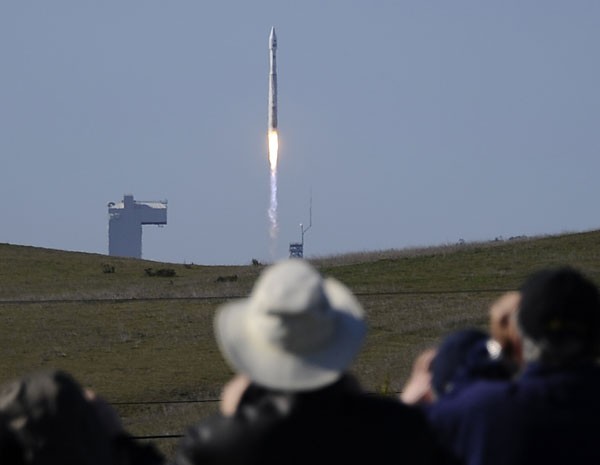 Pessoas observam o lançamento do foguete United Launch Alliance (ULA) com a espaçonave Landsat 8. (Foto: Gene Blevins/Reuters) Pessoas observam o lançamento do foguete United Launch Alliance (ULA) com a espaçonave Landsat 8. (Foto: Gene Blevins/Reuters)