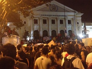 Câmara Municipal foi ocupada por volta das 19h desta sexta-feira (14) (Foto: Luís Bulcão/G1)