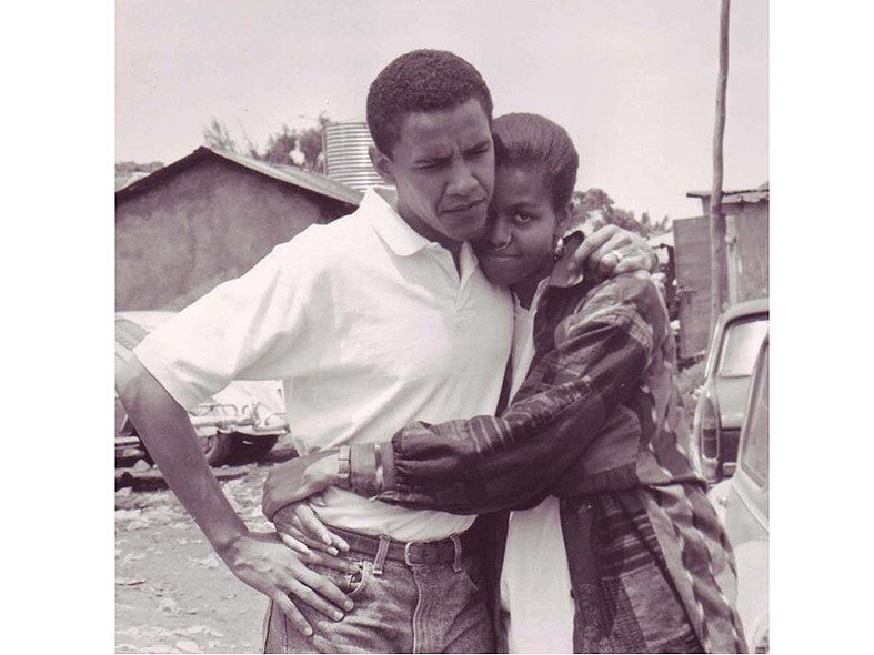 Barack conheceu Michelle Robinson, agora Michelle Obama, quando os dois trabalhavam juntos em um escritório de advocacia