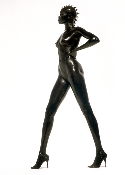 1999 – Herb Ritts recruta a sudanesa Alek Wek para o ensaio feito em Los Angeles e lança uma das modelos mais requisitadas da década
