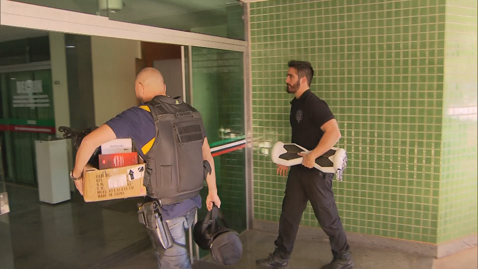 Policiais chegam com eletrônicos apreendidos durante operação (Foto: TV Globo/Reprodução)