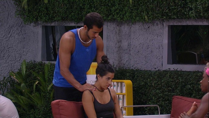 Juliana recebe massagem de Matheus (Foto: BBB/Gshow)