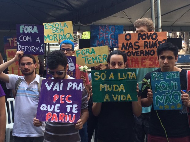 Alunos são contrários à PEC que estabelece teto aos gastos públicos (Foto: Josão Salgado/ RPC Curitiba)