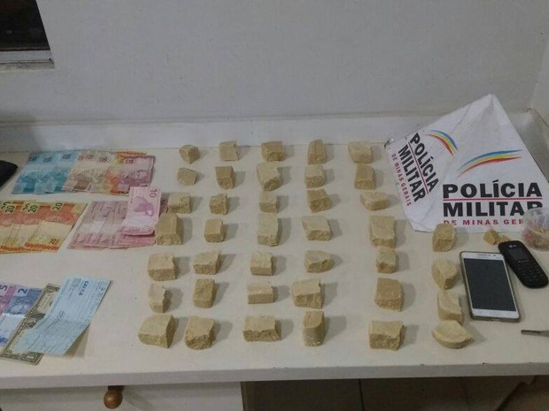 Drogas e dinheiro foram apreendidos pela PM em Prata e Tapuirama (Foto: Polícia Militar/Divulgação)