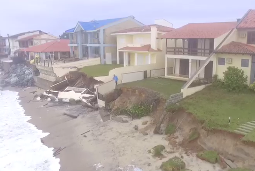 SC: Imagens aéreas mostram estragos na orla de Barra Velha após ressaca | SC / Santa Catarina | G1