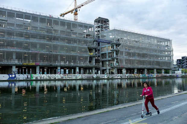 Menina passeia no bairro do Pantin, em Paris; cheio de armazéns abandonados cobertos por grafites, local no subúrbio é considerado o bairro mais hipster do momento na capital francesa (Foto: Christophe Ena/AP)