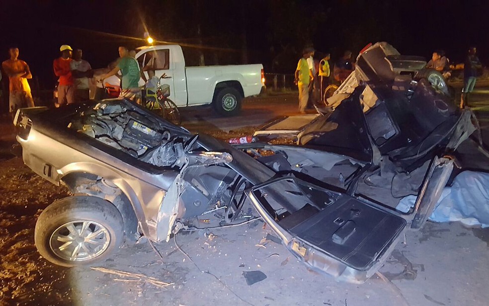 Carro que atravessou pista ficou destruído, na BR-418, no sul da Bahia (Foto: Divulgação/ Polícia Rodoviária Federal)