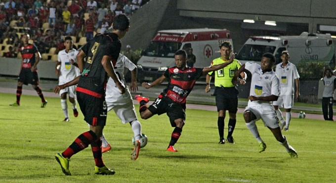 Gabriel chuta bola em jogo do Moto contra Santos-AP pela Série D do Brasileiro (Foto: Biné Morais / O Estado)