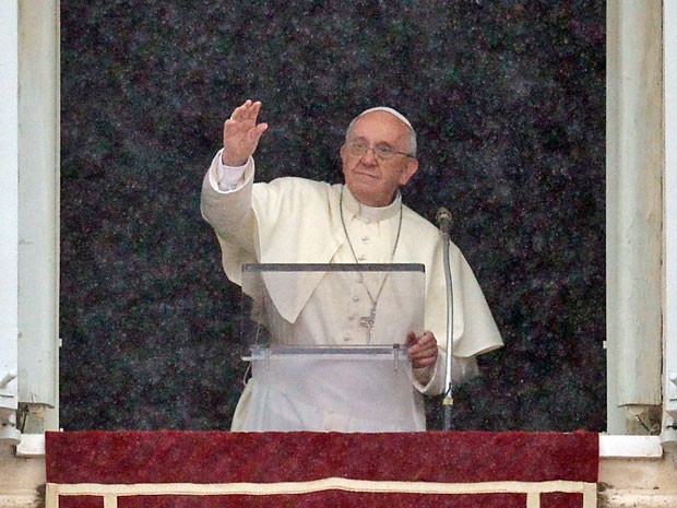 Papa Francisco durante celebração do Ângelus neste domingo (15) (Foto: Alberto Pizzoli/AFP)