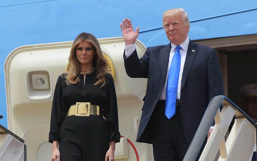 O presidente dos EUA Donald Trump e a primeira-dama, Melania, desembarcam do Força Aérea Um no Aeroporto Internacional King Khalid, em Riad (Foto: Mandel Ngan / AFP Photo)