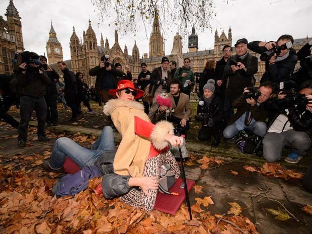 Manifestantes simulam 'sentada na cara' em frente a parlamento britânico nesta sexta, para protestar contra censua a vídeos pornográficos (Foto: AFP Photo / Leon Neal) Manifestantes simulam 'sentada na cara' em frente a parlamento britânico nesta sexta, para protestar contra censua a vídeos pornográficos (Foto: AFP Photo / Leon Neal)