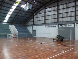 Monomotor caiu perto da trave oposta de onde adolescentes cobravam um escanteio (Foto: Giácomo Miranda/Diário Alto Vale/Divulgação)