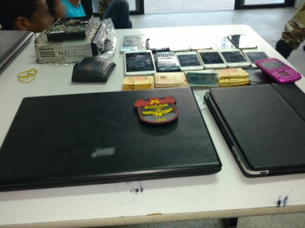 Com o suspeito foram encontrados celulares, notebooks e dinheiro (Foto: Divulgação/Polícia Militar)