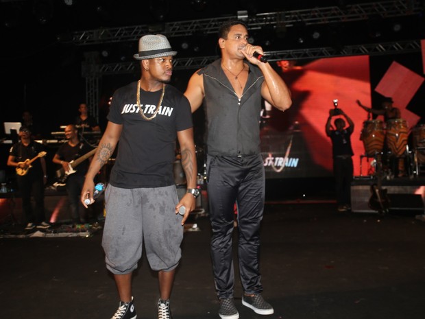 Ne-Yo com Xanddy em show do Harmonia do Samba em Salvador, na Bahia (Foto: Fred Pontes/ Divulgação)