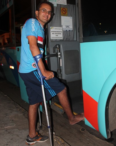 De muletas e descumprindo a recomendação médica, Junior foi ver Vitória e São Paulo e estará presente nos últmos jogos do Tricolor no Morumbi (Foto: Magda Lomeu) De muletas e descumprindo a recomendação médica, Junior foi ver Vitória e São Paulo e estará presente nos últmos jogos do Tricolor no Morumbi (Foto: Magda Lomeu)